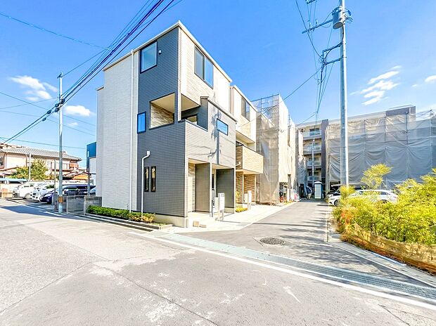 【前面道路】手前西側公道幅員6m、南側位置指定道路幅員4mです。同敷所有者の利用が中心なので安心です。