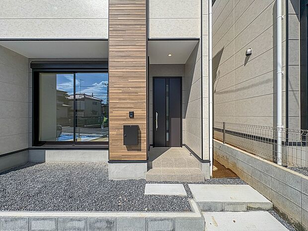 【玄関】家の顔となる玄関は、高いデザイン性が求められます。高級感と断熱性、防犯性に優れた玄関ドアを標準装備。ピッキング対策のセキュリティサムターン等、防犯に考慮しました。