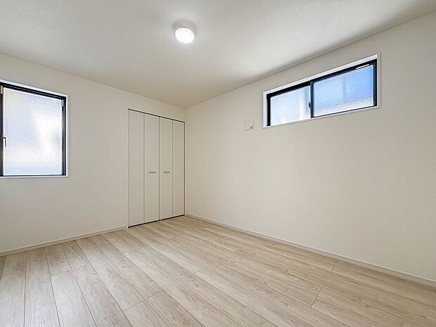 【子供部屋6帖】お子様のお部屋にぴったりなクロークを備えたフローリング仕様の洋室です。