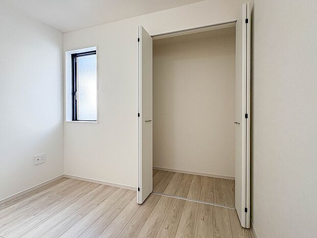 【収納】各部屋を最大限に広く使って頂ける様、全居住スペースに収納付。プライベートルームはゆったりと快適に。