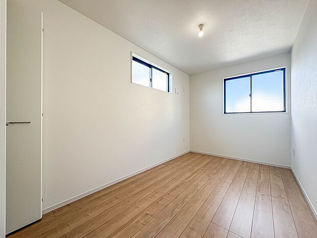 【子供部屋5.5帖】お子様のお部屋にぴったりなクロークを備えたフローリング仕様の洋室です。