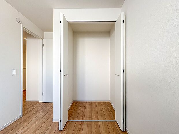 【収納】各部屋を最大限に広く使って頂ける様、全居住スペースに収納付。プライベートルームはゆったりと快適に。
