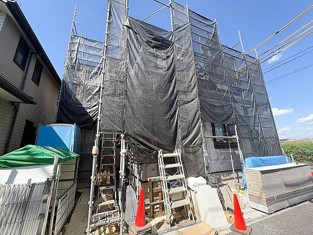 【現地外観】家族の温かさと陽光の暖かさ、楽しい毎日と明るい未来を予感させる「空間が織り成すひとつ先の住み心地」を演出します。