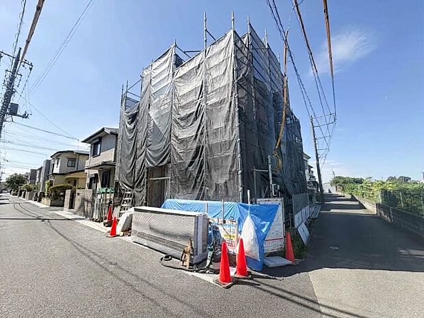 【現地外観】堂々たる趣ながら、主張し過ぎずどこか余裕を感じさせるシャープなフォルムで佇む邸宅は、晴天の空と照らし合わせる事で、本来あるべき完成形の姿を見せてくれます。