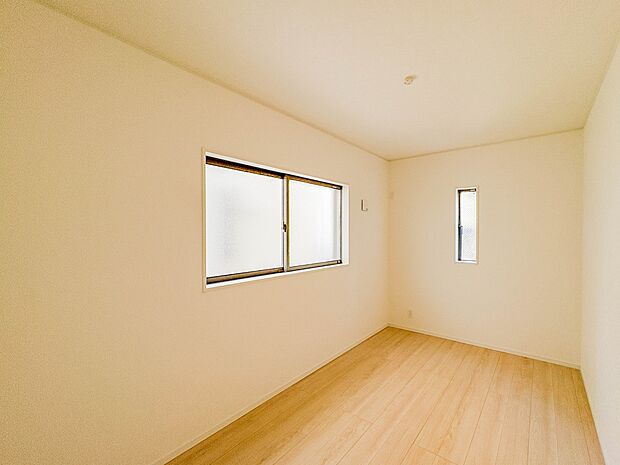 【子供部屋4.5帖】お子様のお部屋にぴったりなクロークを備えたフローリング仕様の洋室です。
