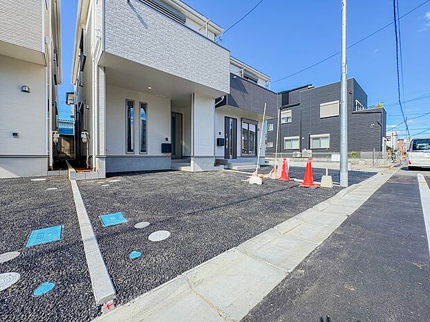 【駐車場】毎日の生活にマイカーが必須という方は、購入を検討する際、駐車場があることは大事な条件です。毎日の通勤や家族の送迎、買い物やお出かけなどクルマのある暮らしを満喫したい方は要チェック。…