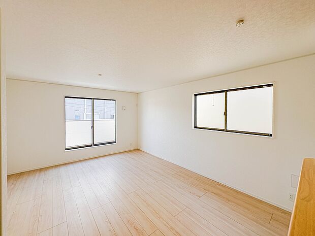【14.5帖】シンプルなデザインの家は風情がある。住む人のこだわりを感じる。外観も内装もいたってシンプル。居心地がよく、家事や趣味、子育てなどにも集中できる。家も人間も熟成するほどシンプルに…