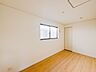子供部屋：【子供部屋5.2帖】お子様のお部屋にぴったりなクロークを備えたフローリング仕様の洋室です。
