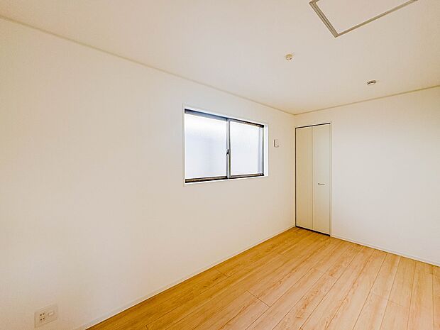 【子供部屋5.2帖】お子様のお部屋にぴったりなクロークを備えたフローリング仕様の洋室です。