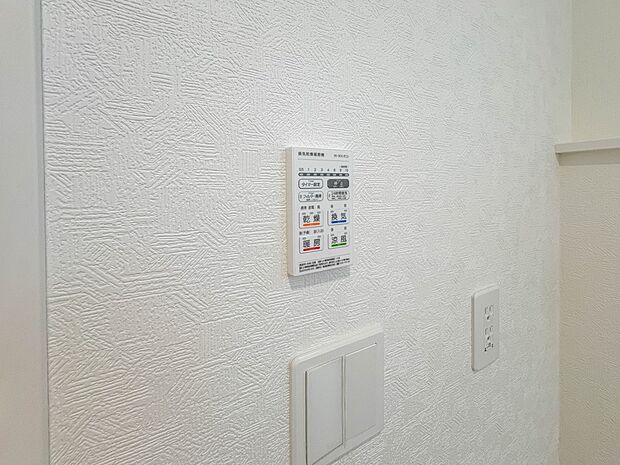 【浴室暖房乾燥機】 雨の日の部屋干しは乾きにくく、生乾きの臭いが気になります。浴室暖房乾燥機があればそんな心配はいりません。換気や暖房機能もあるのでカビの発生や寒い日のヒートショックも防ぎ…