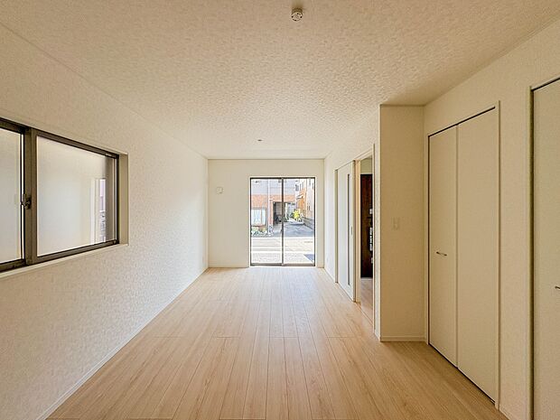 【15.1帖】シンプルなデザインの家は風情がある。住む人のこだわりを感じる。外観も内装もいたってシンプル。居心地がよく、家事や趣味、子育てなどにも集中できる。家も人間も熟成するほどシンプルに…