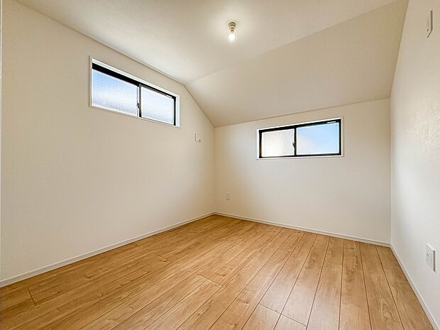 【子供部屋5.2帖】お子様のお部屋にぴったりなクロークを備えたフローリング仕様の洋室です。