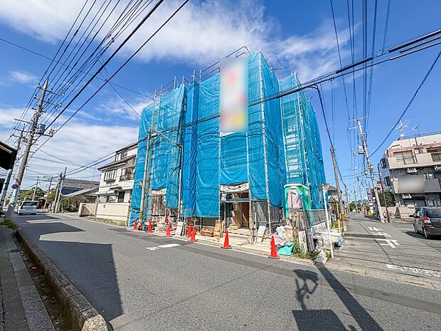 【外観】堂々たる趣ながら、主張し過ぎずどこか余裕を感じさせるシャープなフォルムで佇む邸宅は、晴天の空と照らし合わせる事で、本来あるべき完成形の姿を見せてくれます。