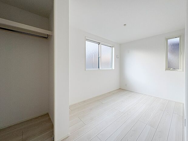 【子供部屋】お子様のお部屋にぴったりなクロークを備えたフローリング仕様の洋室です。