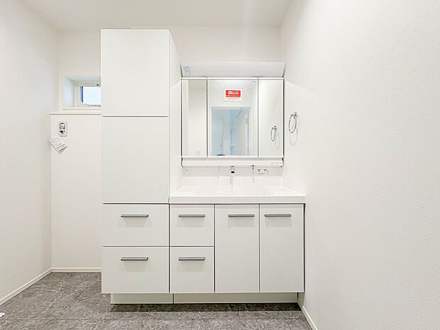 【洗面台】 十分な大きさの洗面台は、身だしなみチェックや歯磨きなど、朝の慌ただしい時間でもホテルライクなスペースで余裕とゆとりを感じて頂けます。