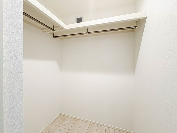 【WIC(ウォークインクローゼット)】 たくさんの洋服をかけてもシワになりにくいウォークインクローゼット。洋服以外にも、普段使わない家電やスーツケース、ストック品など何でも片付く嬉しい空間…
