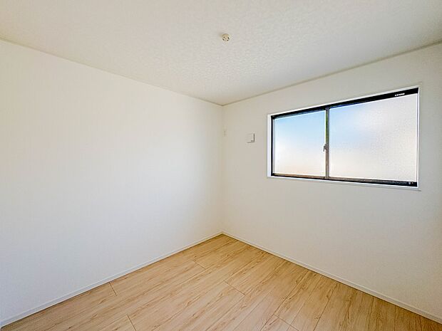 【子供部屋4.5帖】お子様のお部屋にぴったりなクロークを備えたフローリング仕様の洋室です。
