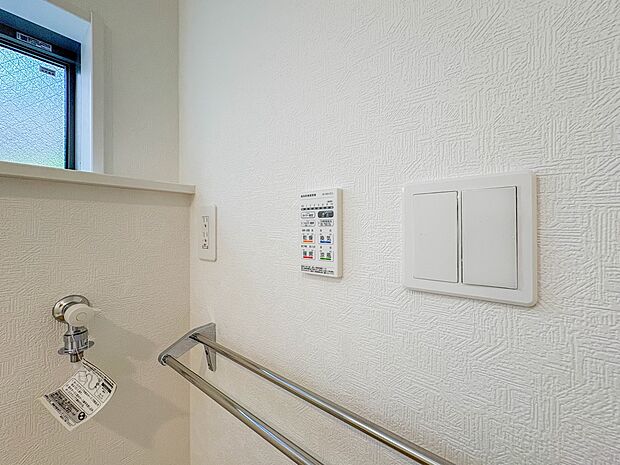 【浴室暖房乾燥機】 雨の日の部屋干しは乾きにくく、生乾きの臭いが気になります。浴室暖房乾燥機があればそんな心配はいりません。換気や暖房機能もあるのでカビの発生や寒い日のヒートショックも防ぎ…