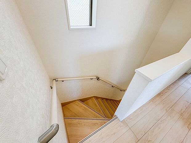 【手すり付階段】手すりがないと階段の昇り降りで危険なことはもちろん、壁に手をつきながら歩くことで壁紙が汚れやすくなります。すべての方に快適に昇り降りしていただくため、手すりを設置しました。