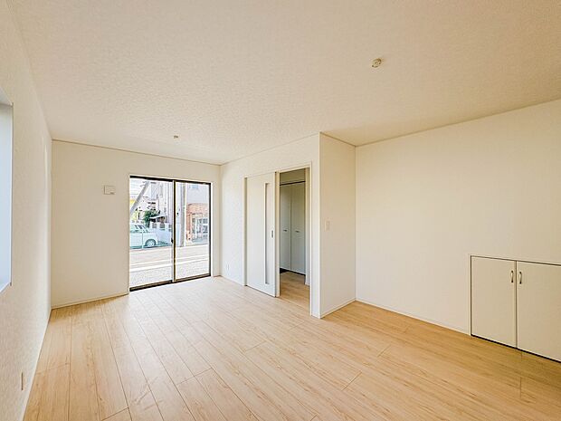 【14.5帖】シンプルなデザインの家は風情がある。住む人のこだわりを感じる。外観も内装もいたってシンプル。居心地がよく、家事や趣味、子育てなどにも集中できる。家も人間も熟成するほどシンプルに…