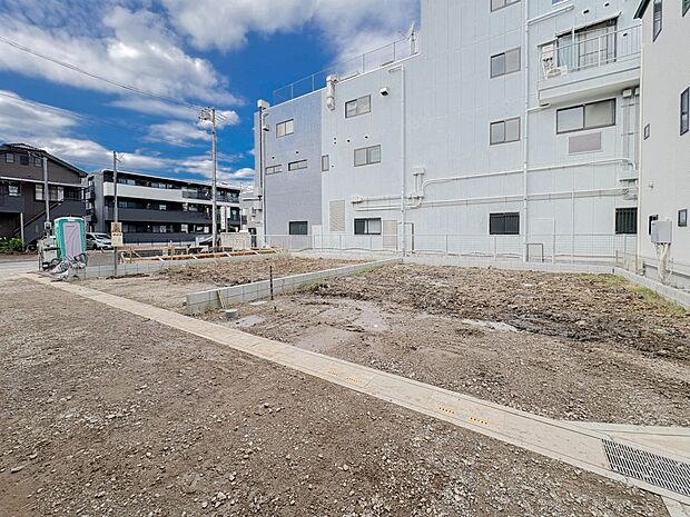 家の前は美しい通りになっていますが、クルマが比較的少なく。家のまわりで遊ぶお子さまも大丈夫です。