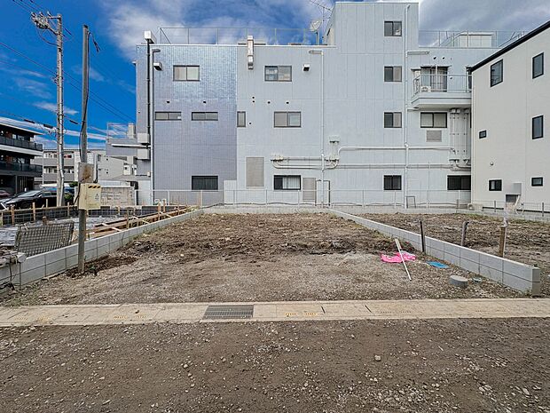 【外観】堂々たる趣ながら、主張し過ぎずどこか余裕を感じさせるシャープなフォルムで佇む邸宅は、晴天の空と照らし合わせる事で、本来あるべき完成形の姿を見せてくれます。