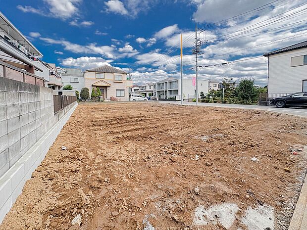 日々の暮らしにマイカーが必要。そんな方は物件の購入条件に駐車場は必須です。通勤に、家族のお迎えに、お買物に、おでかけに、クルマライフを楽しみたい方に。