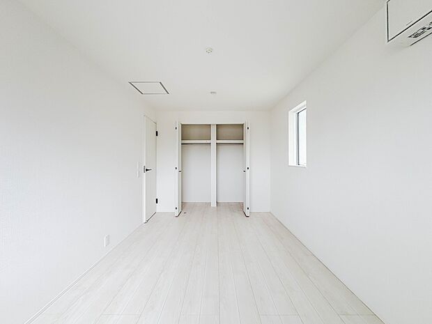 【洋室】お子様のお部屋にぴったりなクロークを備えたフローリング仕様の洋室です。