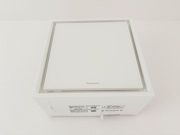 家じゅうの空気が入れ替わるよう、ファンなどの器械を使って2時間に1回計画換気。 