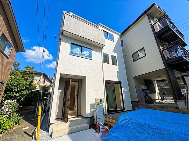 【外観】家族の温かさと陽光の暖かさ、楽しい毎日と明るい未来を予感させる「空間が織り成すひとつ先の住み心地」を演出します。