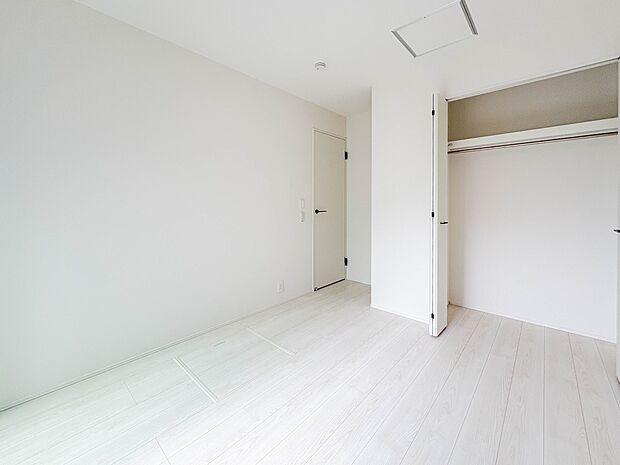 【洋室】柔らかな陽光とフローリングの色味が調和した快適な空間。