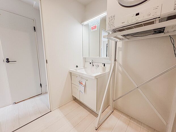 【Laundry space-ランドリースペース】  毎日使う洗濯機。しっかりと奥行きのある置き場が確保されています。