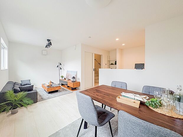 【リビングダイニング】シンプルなデザインの家は風情がある。住む人のこだわりを感じる。外観も内装もいたってシンプル。居心地がよく、家事や趣味、子育てなどにも集中できる。家も人間も熟成するほどシ…