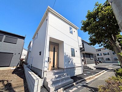 外観：【外観】家族の温かさと陽光の暖かさ、楽しい毎日と明るい未来を予感させる「空間が織り成すひとつ先の住み心地」を演出します。