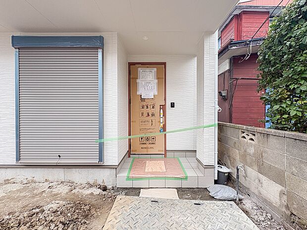 【玄関】家の顔となる玄関は、高いデザイン性が求められます。高級感と断熱性、防犯性に優れた玄関ドアを標準装備。ピッキング対策のセキュリティサムターン等、防犯に考慮しました。