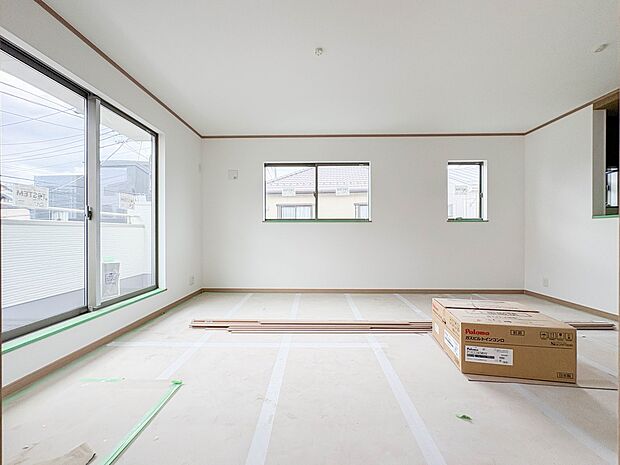 【リビング】 整然とした空間演出、快適な理想の暮らしの実現は家のみの拘りではなく、そこで暮らす方々にとって素敵な環境であることも挙げられると思います。四季折々の変化が奏でる鼓動を楽しんで下…