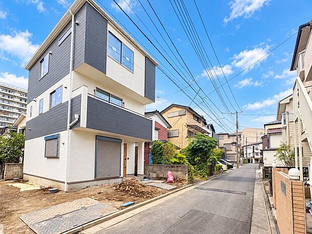 【前面道路】車の通行が少ないので、静かな住環境を維持することができます。