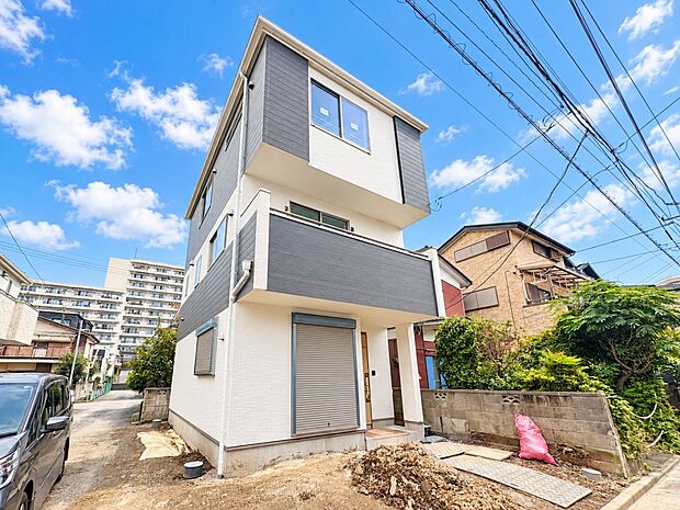 【外観】家族の温かさと陽光の暖かさ、楽しい毎日と明るい未来を予感させる「空間が織り成すひとつ先の住み心地」を演出します。