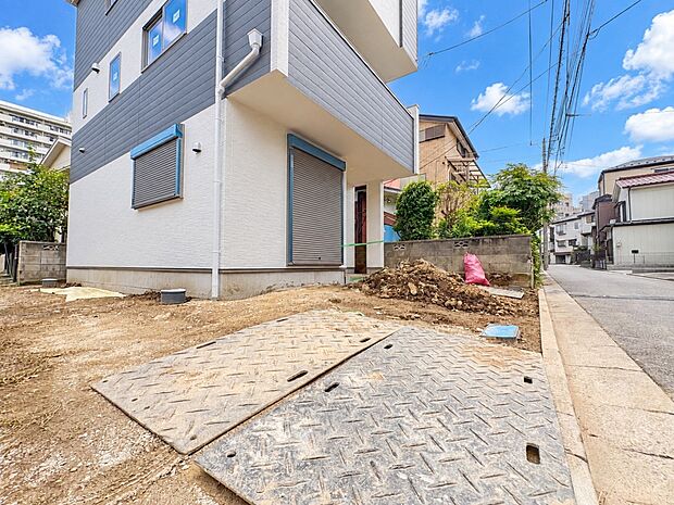 【駐車場】毎日の生活にマイカーが必須という方は、購入を検討する際、駐車場があることは大事な条件です。毎日の通勤や家族の送迎、買い物やお出かけなどクルマのある暮らしを満喫したい方は要チェック。…