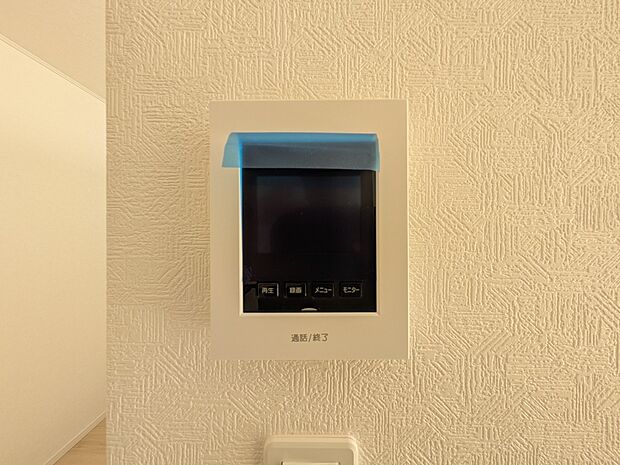 【TVモニター付インターホン】来訪者の様子を室内TVモニターでチェック。対応したくないセールスを断りやすく、子どもに留守番をさせるときも安心。不在時の来訪者を録画でき、犯罪抑止効果も期待でき…