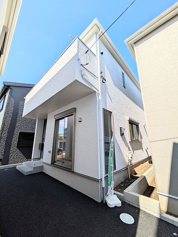 【外観】ここから始まる「日常」はご家族にとってかけがえのない時間となります。少しでも豊かに、快適に。そんな想いから本邸宅は生まれました。