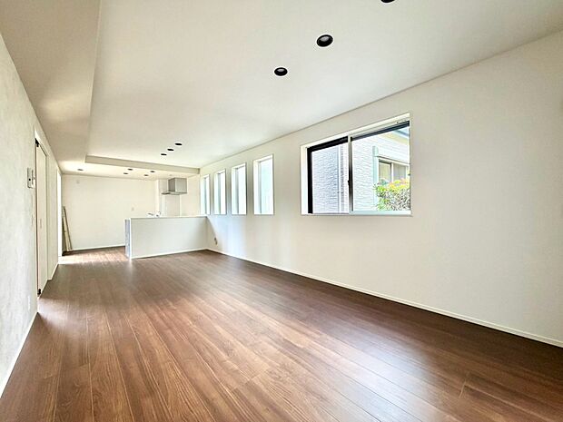 【リビング】うららかな陽射しがどのお部屋にも降り注ぎますように、快適さを追求した間取設計。得難い立地環境での生活を恵みの豊かな永住の地へと変えてくれます。
