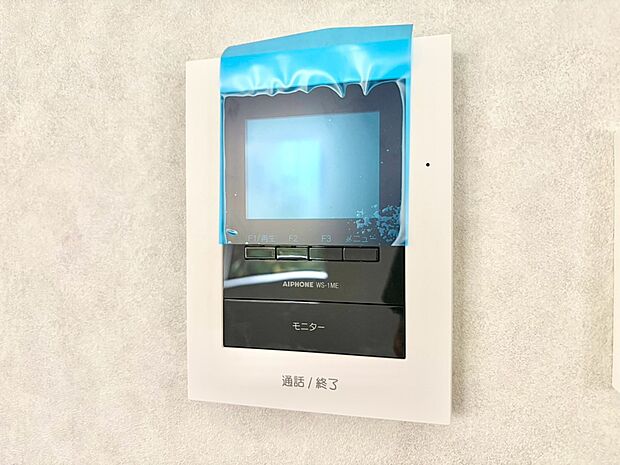 【TVモニター付インターホン】来訪者の様子を室内TVモニターでチェック。対応したくないセールスを断りやすく、子どもに留守番をさせるときも安心。不在時の来訪者を録画でき、犯罪抑止効果も期待でき…