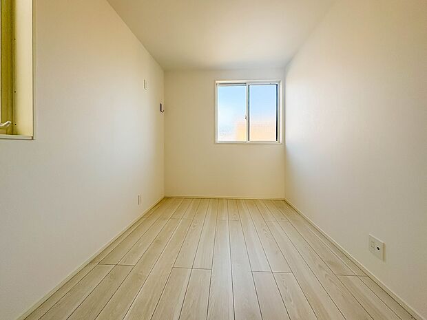 2号棟【子供部屋5.11帖】お子様のお部屋にぴったりなクロークを備えたフローリング仕様の洋室です。