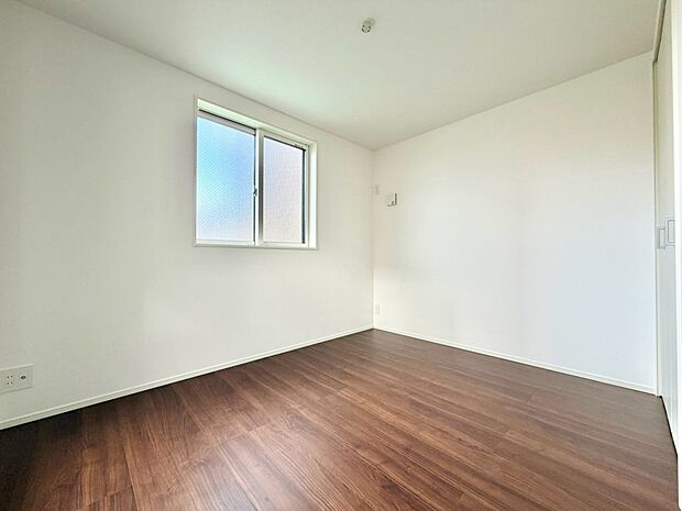 【子供部屋】お子様のお部屋にぴったりなクロークを備えたフローリング仕様の洋室です。