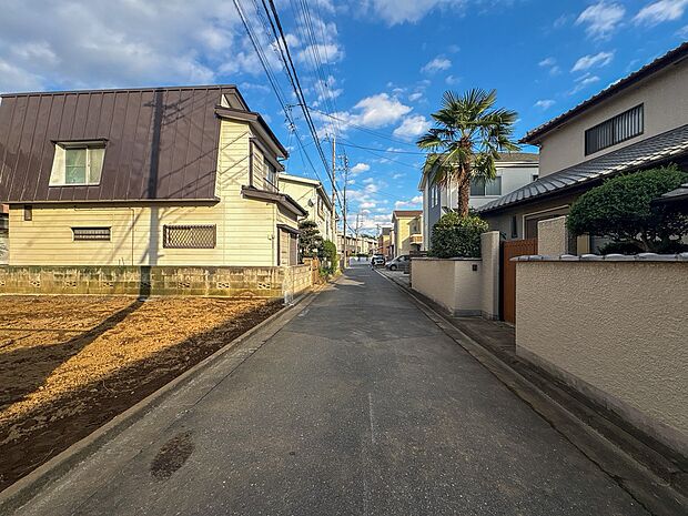 【前面道路】車の通行が少ないので、静かな住環境を維持することができます。