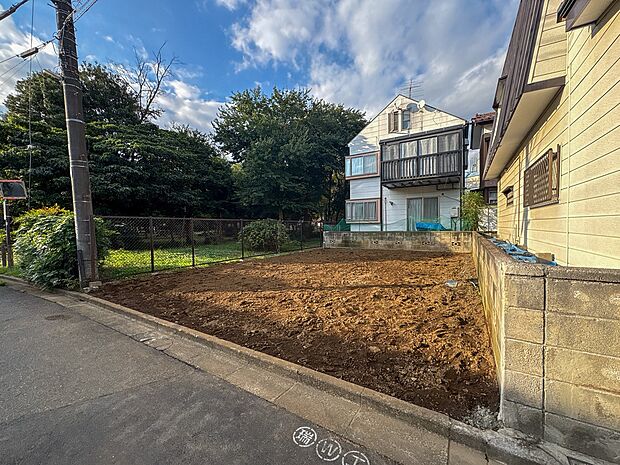 【外観】堂々たる趣ながら、主張し過ぎずどこか余裕を感じさせるシャープなフォルムで佇む邸宅は、晴天の空と照らし合わせる事で、本来あるべき完成形の姿を見せてくれます。