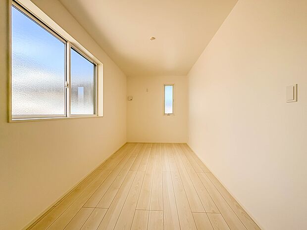 1号棟【寝室7.15帖】シンプルな内装はおしゃれのポイントです。シンプルは華美より飽きがこないからです。色や模様でおしゃれ感をだす。それがシンプルイズビューティーです。