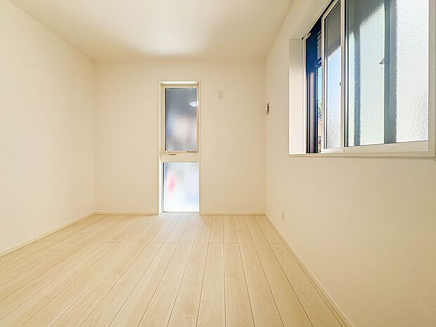1号棟【子供部屋5.74帖】お子様のお部屋にぴったりなクロークを備えたフローリング仕様の洋室です。