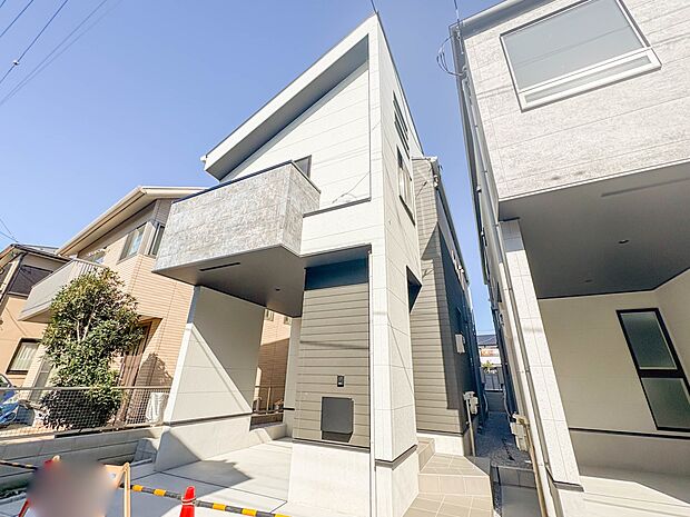 1号棟【外観】家族の温かさと陽光の暖かさ、楽しい毎日と明るい未来を予感させる「空間が織り成すひとつ先の住み心地」を演出します。